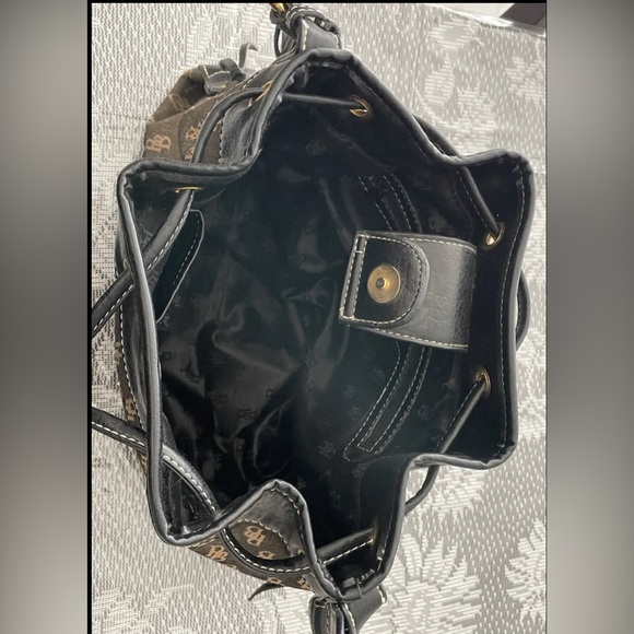 B Brentano bag. Color:brown. Adjustable shoulder strap.